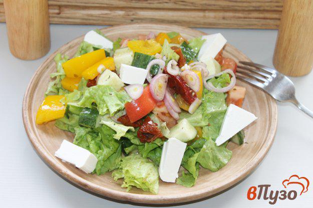 фото рецепта: Салат с вялеными томатами