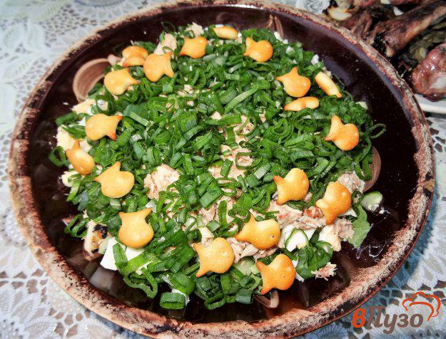 фото рецепта: Салат с тунцом и крекерами