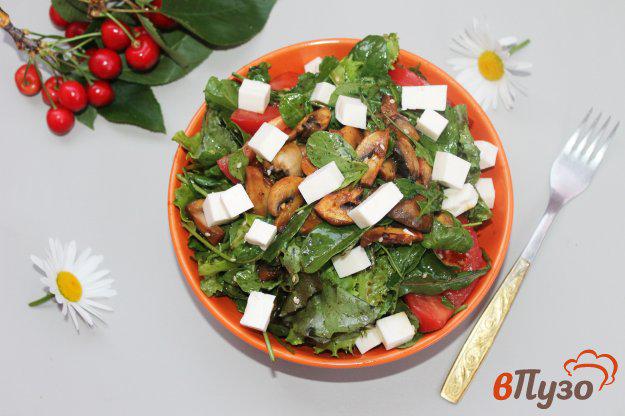 фото рецепта: Теплый салат с карамелизированными грибами и сыром