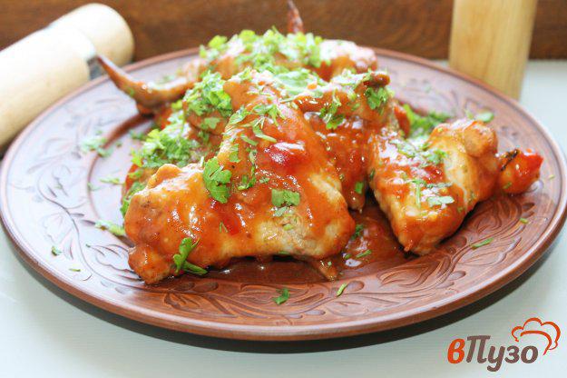 фото рецепта: Куриные крылья запеченные в томатно - медовом соусе с чили