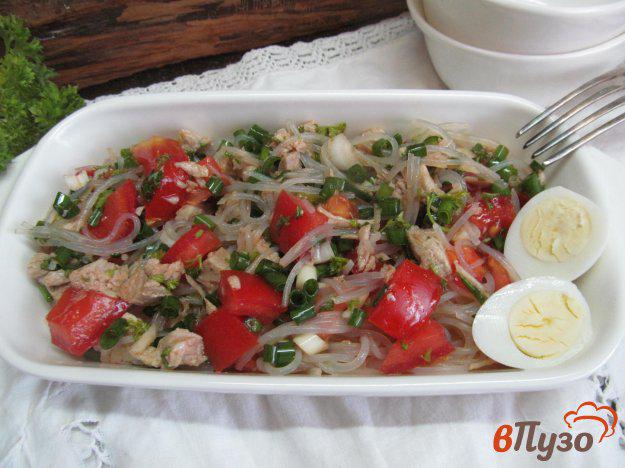 фото рецепта: Салат с фунчозой мясом свинины и помидором