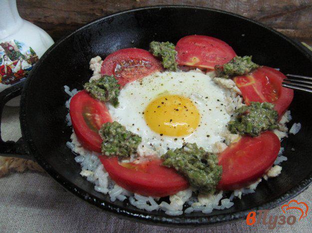 фото рецепта: Яйцо с рисом и куриным фаршем под соусом песто