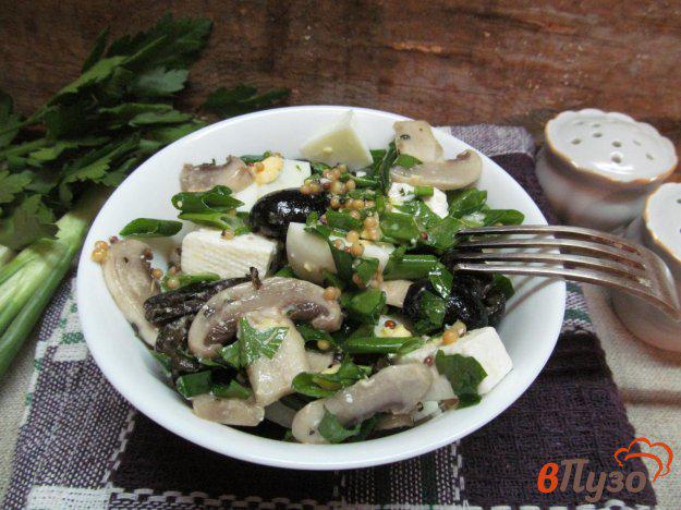 фото рецепта: Салат из оливок с сыром и грибами