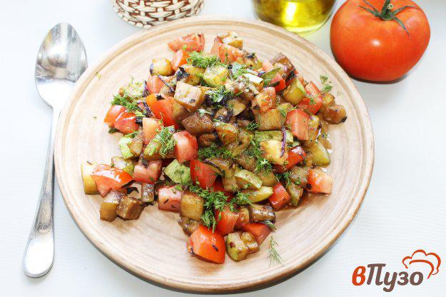 фото рецепта: Теплый салат из кабачка, баклажанов и томатов