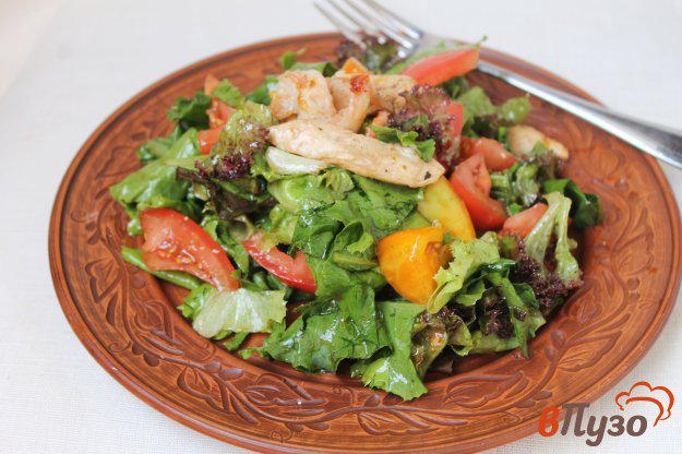 фото рецепта: Свежий салат с креветками и куриным филе