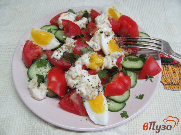 фото рецепта: Овощной салат под соусом из сельдерея