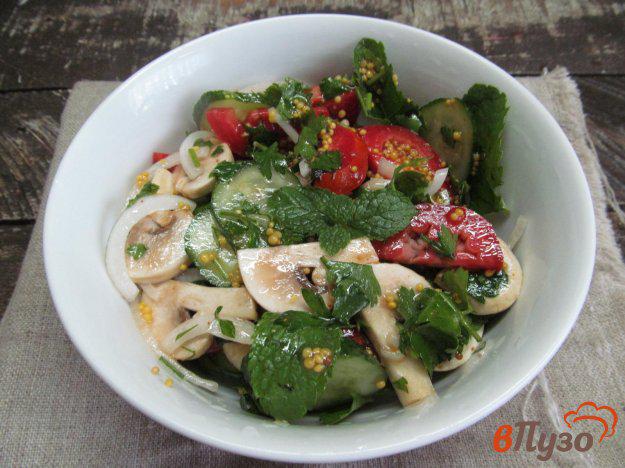 фото рецепта: Овощной салат с листьями сельдерея и мяты