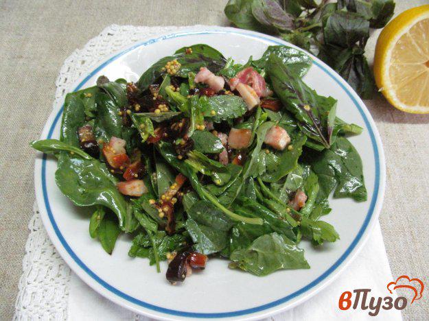 фото рецепта: Зеленый салат с финиками и беконом