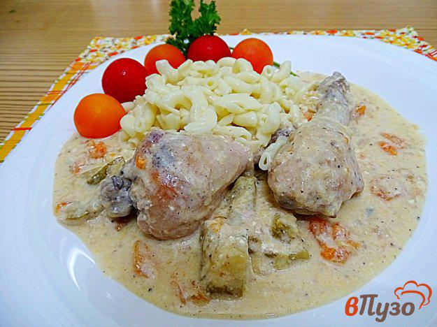 фото рецепта: Куриные голени с овощами в сметанном соусе