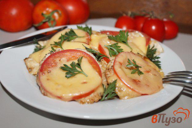 фото рецепта: Отбивные из куриного филе с сыром и помидорами