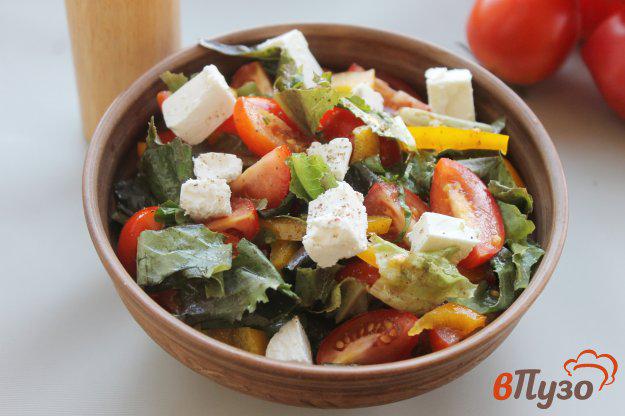 фото рецепта: Легкий салат из помидоров черри с болгарским перцем и фетой