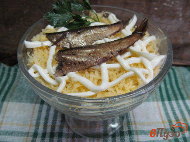 фото рецепта: Салат со шпротами грибами и сыром