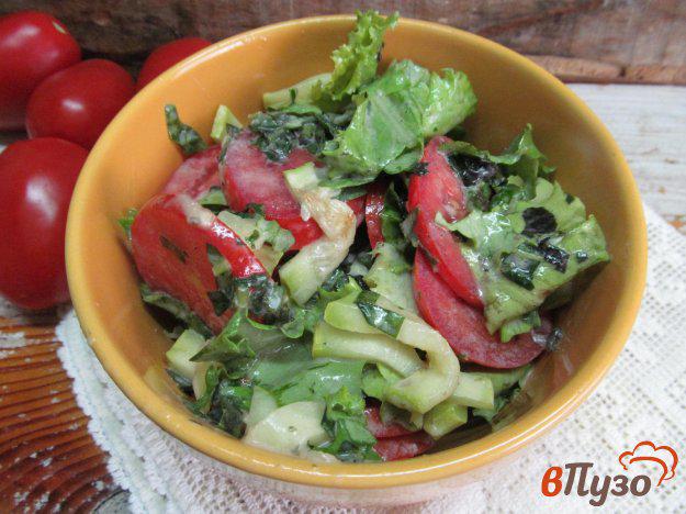 фото рецепта: Салат из помидора и кабачка под соусом из базилика и сметаны