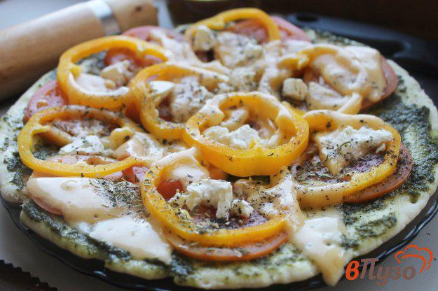 фото рецепта: Пицца на готовой основе с сыром, болгарским перцем и соусом