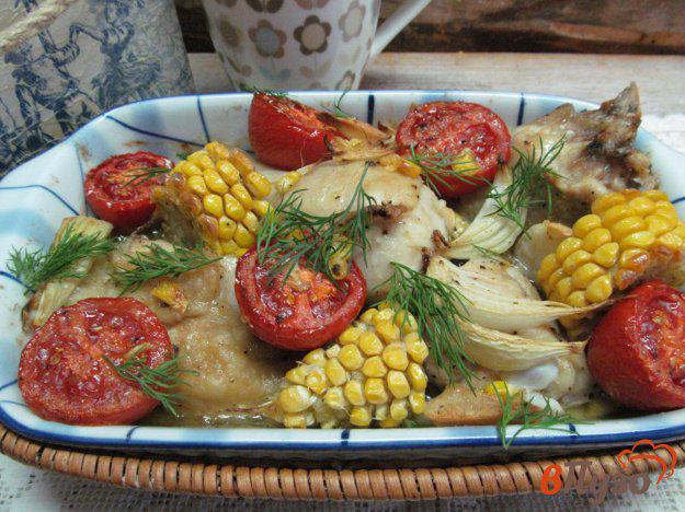 фото рецепта: Запеченная курица с кукурузой и помидором