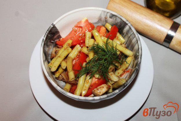 фото рецепта: Помидорный салат со стручковой фасолью и грибами