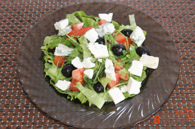 фото рецепта: Салат из маслин, сыра с плесенью и рукколы
