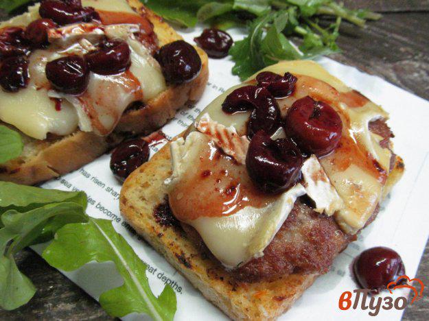 фото рецепта: Бутерброды с котлетой под вишневым соусом