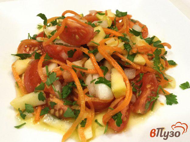 фото рецепта: Морковный салат с яблоком и помидорами