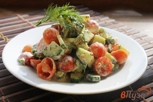 фото рецепта: Салат из черри с зеленью и сметаной