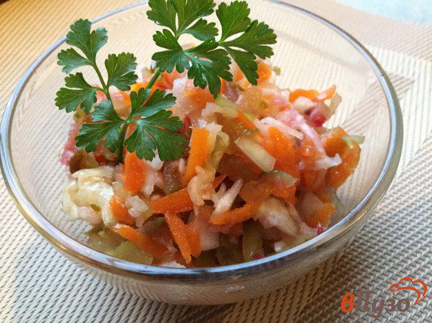 фото рецепта: Салат из квашеной капусты с солеными огурцами и морковью