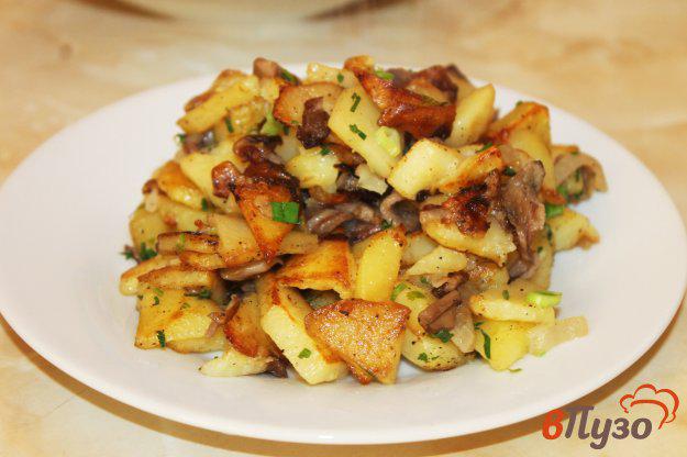 фото рецепта: Жареный картофель с маслятами и луком по - сельски