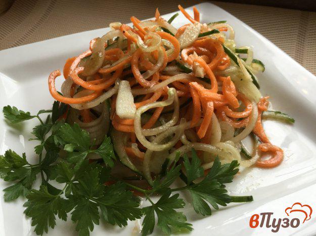фото рецепта: Салат из моркови и огурцов