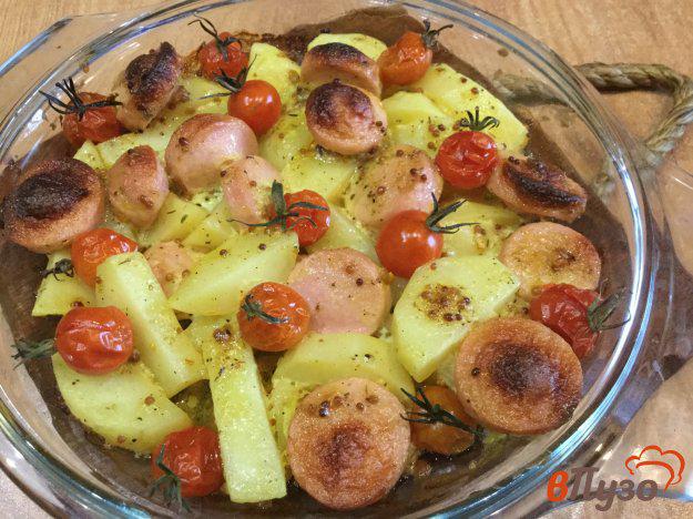 фото рецепта: Сосиски, запеченные с картофелем и помидорами