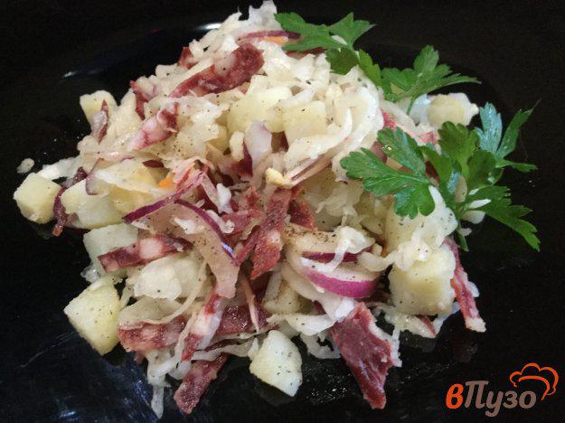 фото рецепта: Салат из квашеной капусты, картофеля и сырокопченой колбасы