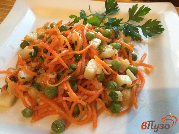 фото рецепта: Салат с картофелем, корейской морковью и зеленым горошком