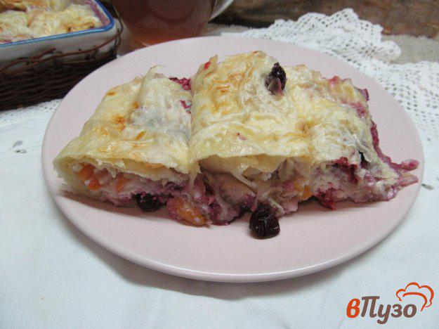 фото рецепта: Пирог из лаваша с творогом и ягодами