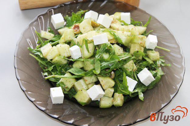 фото рецепта: Салат из огурцов, брынзы и рукколы