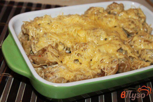 фото рецепта: Жареные пельмени с грибами и луком в сметанном соусе под сырной корочкой