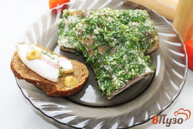фото рецепта: Соленое сало в зеленой панировке с чесноком