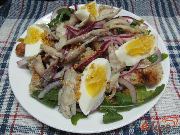 фото рецепта: Салат с копченой скумбрией