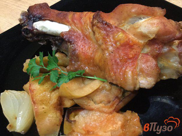 фото рецепта: Индюшиное крыло, запеченное с яблоками и луком в рукаве