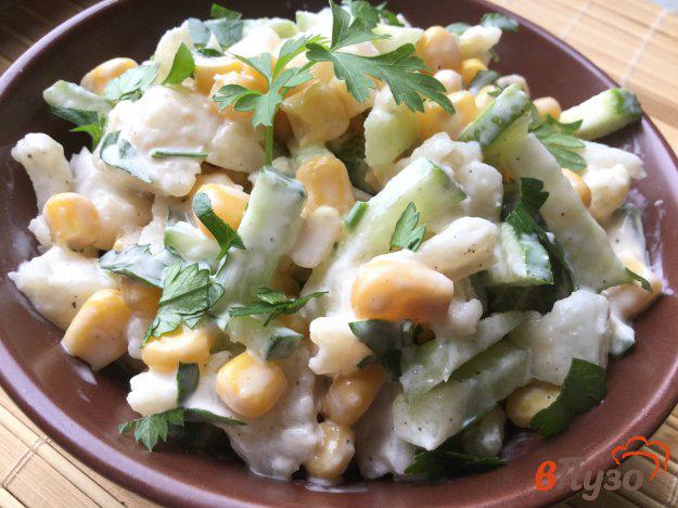 фото рецепта: Салат из цветной капусты, кукрузы и огурцов