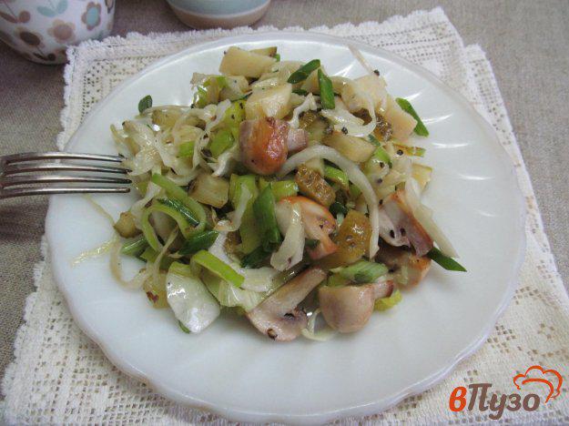 фото рецепта: Постный салат с грибами и капустой
