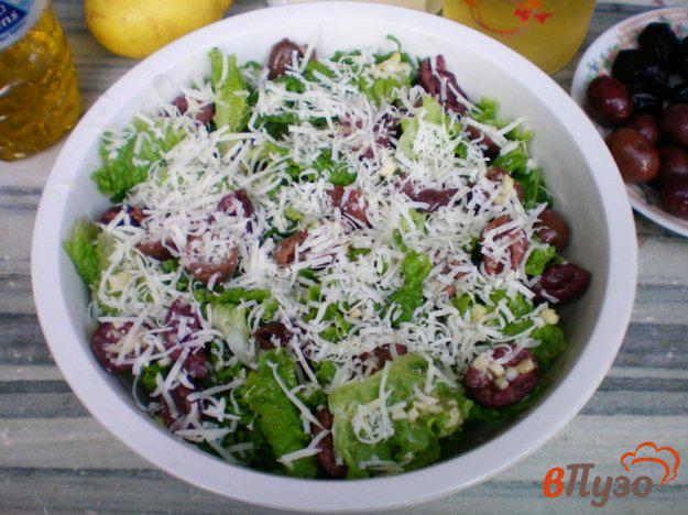 фото рецепта: Салат ромэн с оливками и сыром