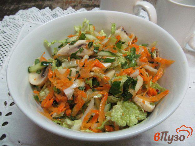 фото рецепта: Салат с сырыми шампиньонами с огурцом и пекинской капустой