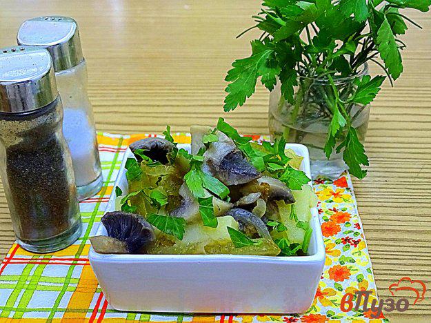 фото рецепта: Салат из солёных огурцов, грибов и картофеля