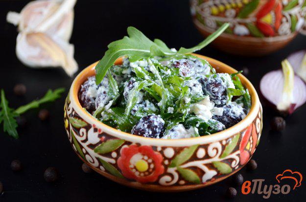 фото рецепта: Салат из фасоли с творогом и рукколой
