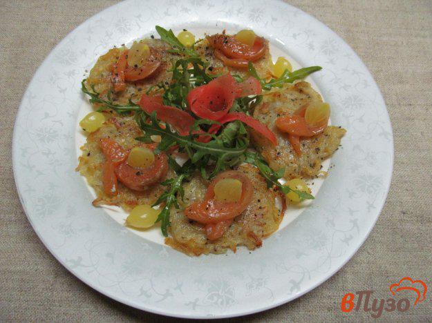 фото рецепта: Салат с форелью и драниками