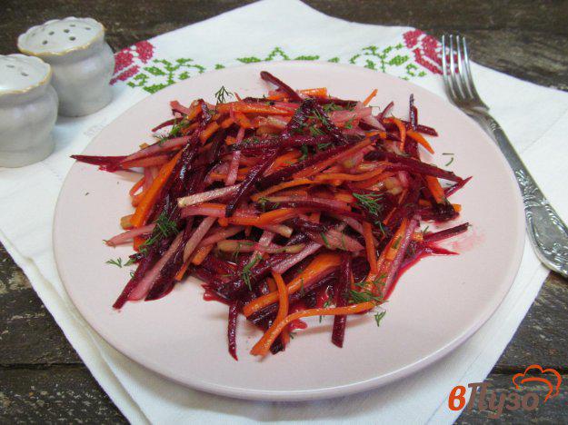 фото рецепта: Салат из кольраби с морковью и свеклой