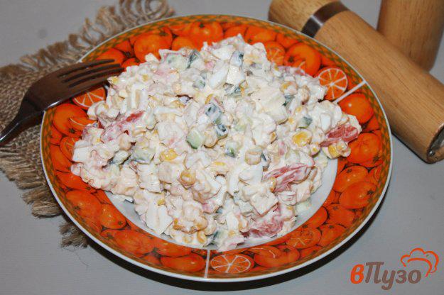 фото рецепта: Салат из крабовых палочек, кукурузы и помидора