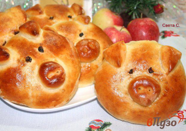 фото рецепта: Новогодние булочки «Счастливые свинки»
