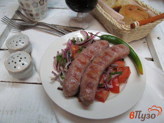 фото рецепта: Колбаски барбекю с луковым салатом