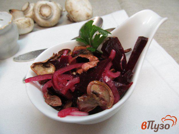 фото рецепта: Салат из печеной свеклы и грибов