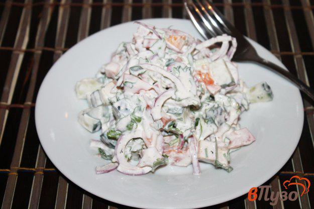 фото рецепта: Салат из овощей, сыра и зелени в сметане