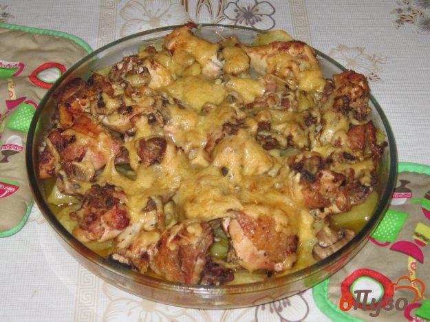 фото рецепта: Запеченная курица с картофелем и грибами под сыром